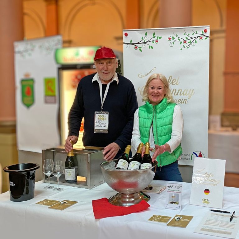 Gerardo und seine Frau auf der CiderWorld-Messe mit köstlichem Apfelchardonnay-Schaumwein